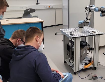 Inbetriebnahme von zwei weiteren kollaborierenden Robotern durch angehende Elektroniker für Betriebstechnik an der FDS