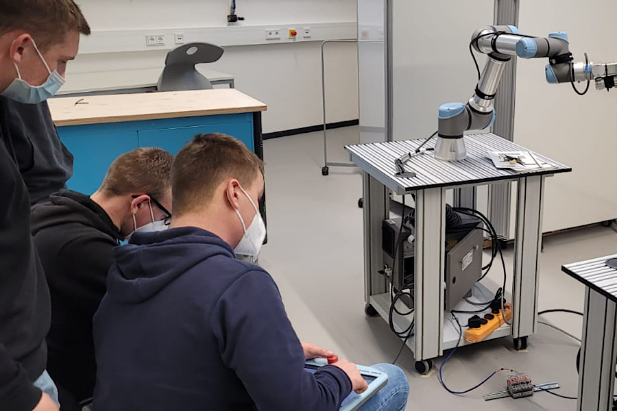 Inbetriebnahme von zwei weiteren kollaborierenden Robotern durch angehende Elektroniker für Betriebstechnik an der FDS