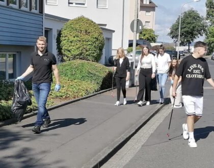 Schülerinnen und Schüler der FDS räumen ihren Schulweg auf
