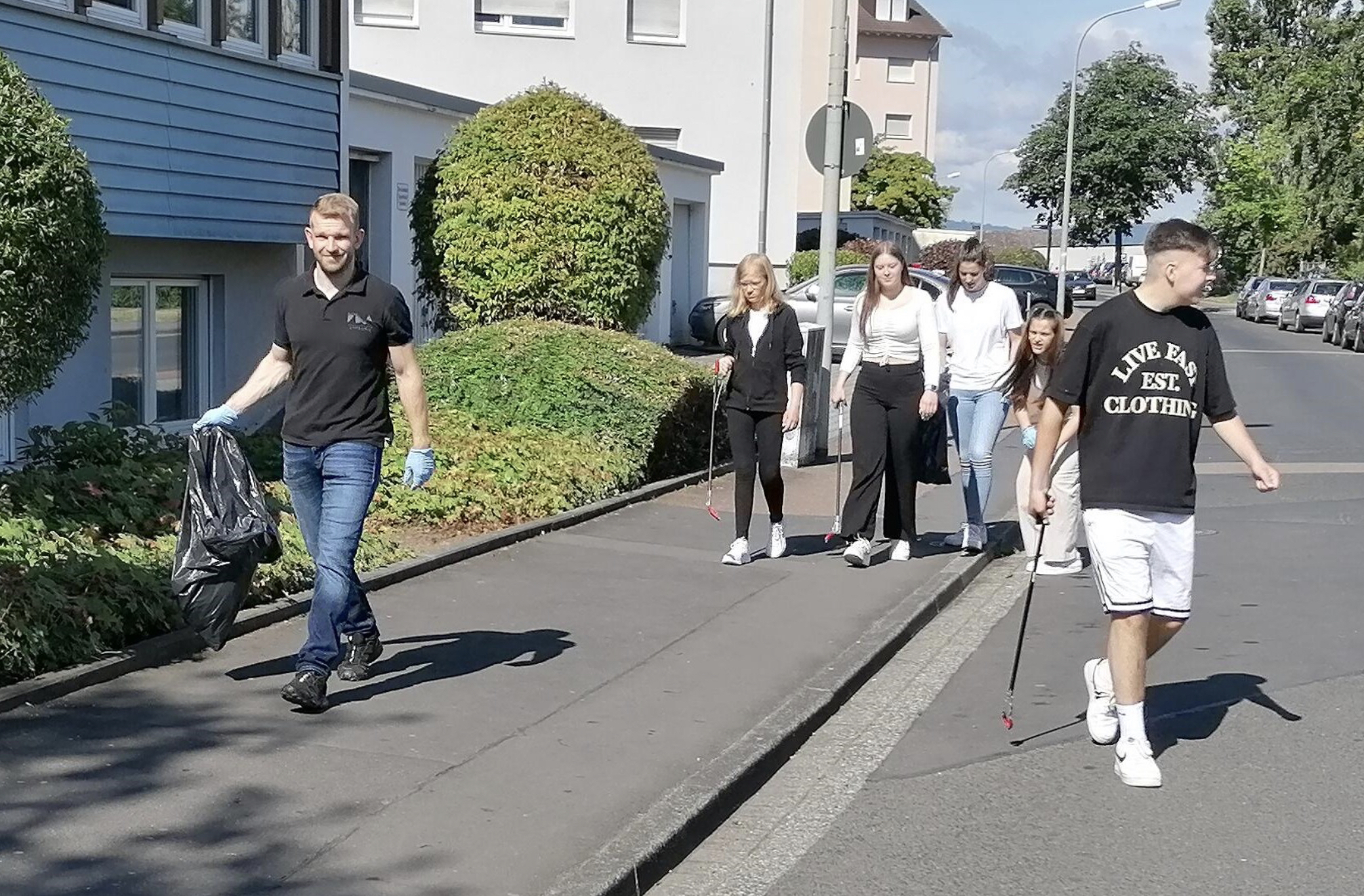 Schülerinnen und Schüler der FDS räumen ihren Schulweg auf