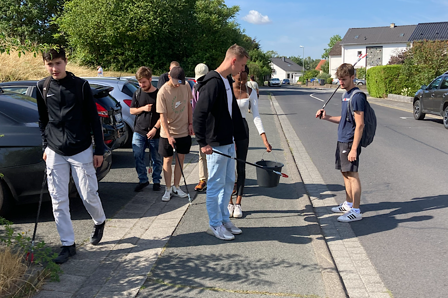 Schülerinnen und Schüler der FDS räumen ihren Schulweg auf