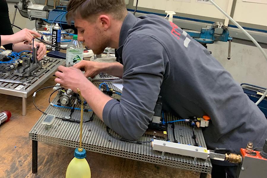 Abschlussprüfung (Teil 1) der Industriemechanikerinnen und Industriemechaniker