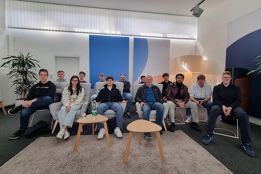 High-End-Lautsprecher hautnah: Oberstufenschülerinnen und -schüler zu Gast bei der Firma „Canton“